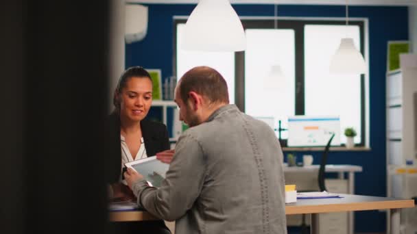 Equipo de diversidad de startups feliz teniendo grandes resultados de negocios discutiendo — Vídeos de Stock