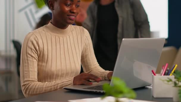 Porträt einer authentischen afrikanischen Geschäftsfrau, die gute Nachrichten auf dem Laptop liest — Stockvideo
