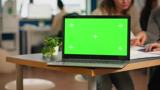 Бизнесмены анализируют финансовые отчеты, сидя на заднем сидении ноутбука с зеленым экраном — стоковое видео