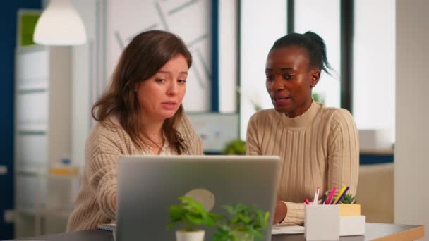 Διευθυντής επιχείρησης που εξηγεί στη μαύρη γυναίκα τα αποτελέσματα του έργου στο laptop — Αρχείο Βίντεο