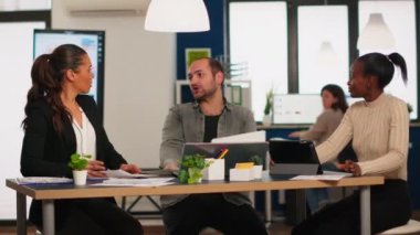 Ofis toplantısı sırasında çeşitli meslektaşlara bağıran kızgın bir iş adamı.