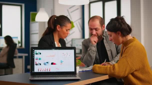 Equipe de colegas funcionários cooperando sentado na mesa na empresa de inicialização — Vídeo de Stock