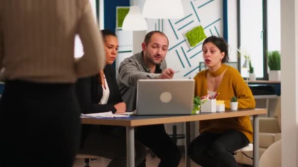 Enthousiaste collega 's uit het bedrijfsleven discussiëren over holdingdocumenten — Stockvideo