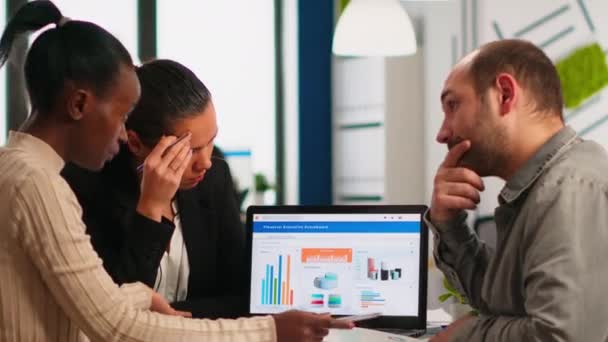 Diverso grupo de funcionários da empresa conversando sentado na mesa no escritório moderno — Vídeo de Stock