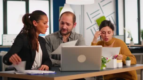 Kolegové sedí za stolem, pracují s notebookem, ukazují první výsledky projektu — Stock video