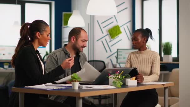 Empresario nervioso discutiendo en espacio de coworking teniendo conflicto en el lugar de trabajo — Vídeos de Stock
