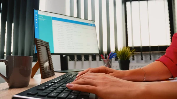 Dedos de mujer trabajando en un teclado de ordenador —  Fotos de Stock