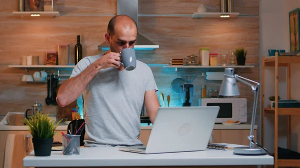 Freelancer trabajando desde casa bebiendo café —  Fotos de Stock