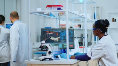 Siyahi bilim adamı yeni aşı için araştırma yapıyor