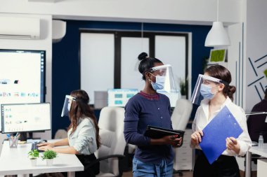 Afrikalı ve Kafkas iş arkadaşları istatistikleri tartışıyor