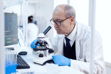 Yaşam bilimi laboratuarında çalışan kıdemli bir adam.