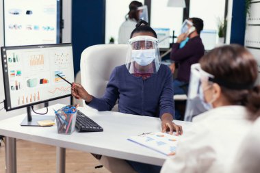 Kurumsal istatistikleri kullanan Afrikalı iş kadını