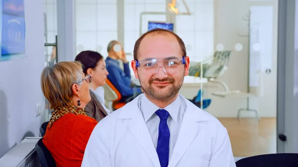 Porträtt av stomatolog ler mot kameran är i tandläkarmottagningen — Stockfoto