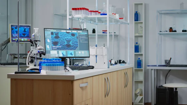 현대 장비를 갖춘 비어 있는 과학 실험실 내부 — 스톡 사진