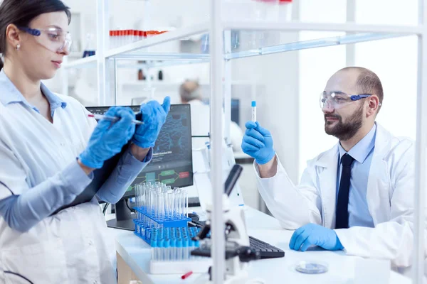 Cientista de farmacologia engenharia de material genético — Fotografia de Stock