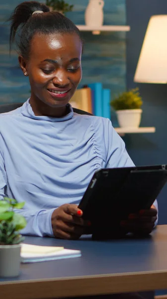 Africano americano empresária fazendo pausa usando tablet — Fotografia de Stock