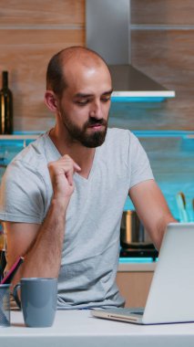 Girişimci video konferansında uzaktan çalışıyor.