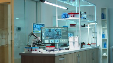 Geceleri boş bilim laboratuarının içinde.