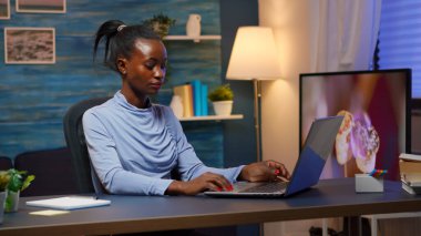 Siyahi iş kadınının fazla mesai yapıp projeleri okumasından bıktım.