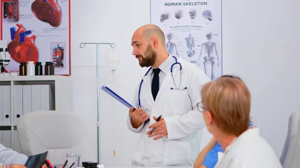 Specialist doctor presenting research informations — Stock Photo, Image