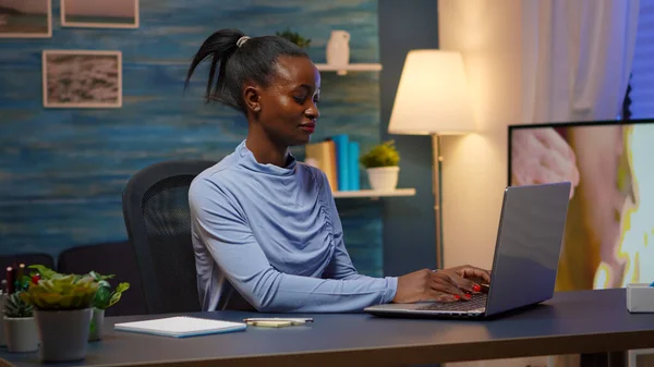 Mulher negra digitando no computador e escrevendo em notas de vara — Fotografia de Stock