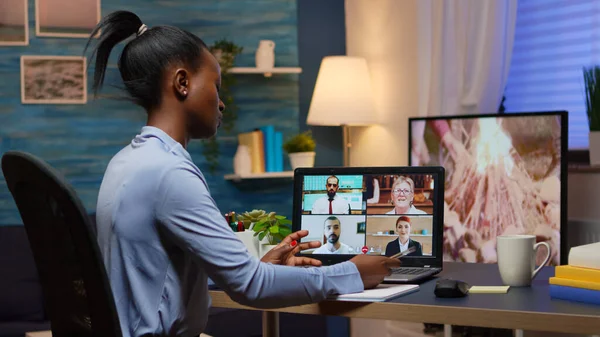 Zwarte zakenvrouw op video conferentie werken op afstand — Stockfoto