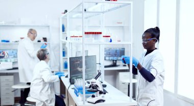 Çok ırklı bilim adamları birlikte çalışıyor.