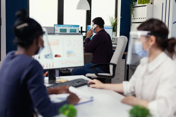 Employé ayant une conversation téléphonique avec le client — Photo