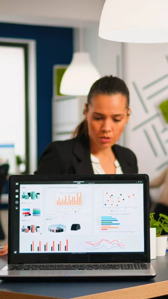 Equipo de colegas empleados que cooperan sentados en el escritorio en la empresa de nueva creación — Foto de Stock