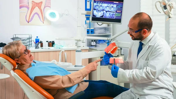 Explaining procedure using model of dental teeth — Stock Photo, Image