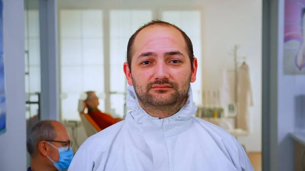 Medico esausto guardando sulla macchina fotografica senza maschera — Foto Stock