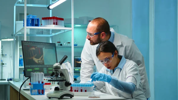 Chimici ricercatori che lavorano di notte analizzando campioni di sangue — Foto Stock