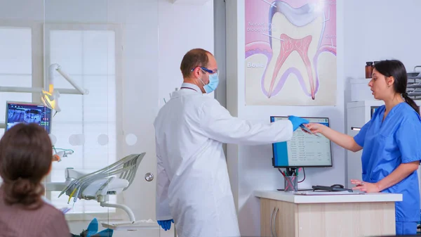 Médico profissional pedindo radiografia dentária antes de examinar o paciente — Fotografia de Stock