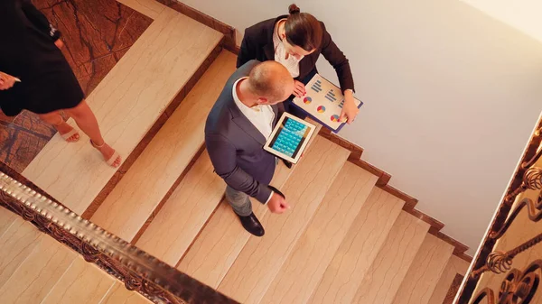 Geschäftsteam trifft Kollegen, die mit Tablet arbeiten — Stockfoto