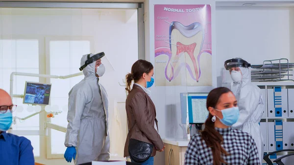 Mensen met een beschermmasker zitten in de wachtruimte — Stockfoto