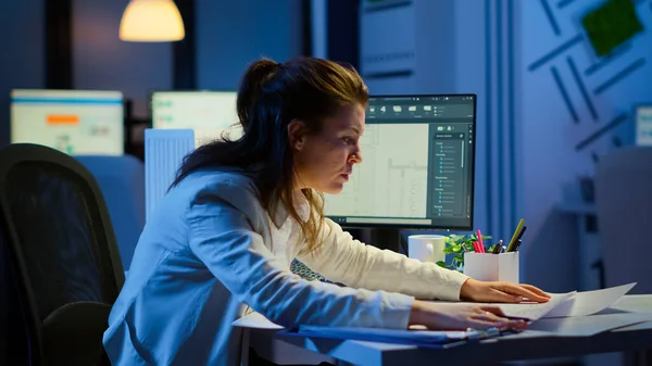 Gericht vrouw architect controleren en matchen blauwdrukken overwerk — Stockfoto