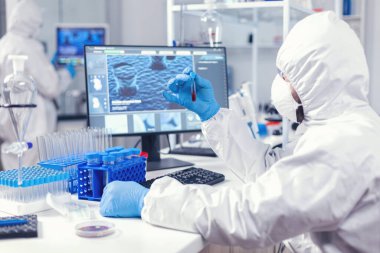 Laboratuvar çalışanı Coronavirus tespiti için kan testi hazırlıyor.