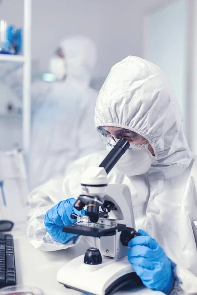 코로나 바이러스를 가까이 서 본 과학자는 백신의 진화를 확인 한다 — 스톡 사진