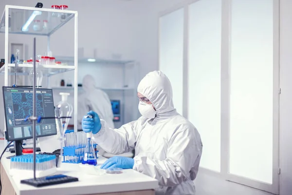 Gezondheidszorg specialist werkt met automatische pipet — Stockfoto