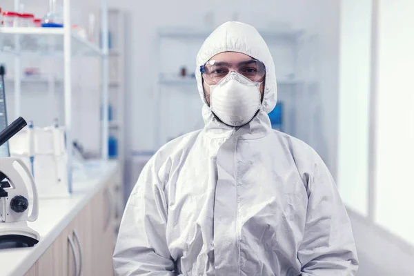 Portrait d'un scientifique fatigué portant une combinaison avec des lunettes de protection — Photo