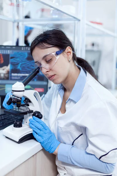 Scientist in protective eyewear doing virus experiment — Stock Photo, Image