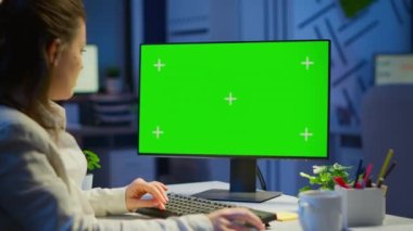 Yeşil ekran önünde çalışan serbest yazar