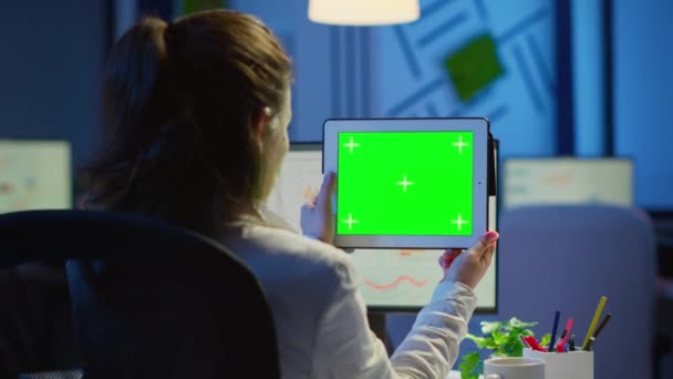 Деловая женщина держит планшет с зеленым экраном монитора — стоковое видео