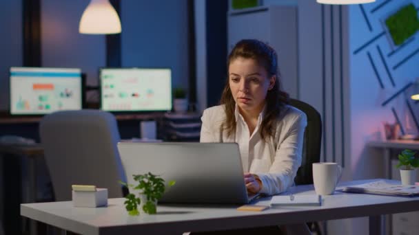 Stressed businesswoman suffering from headache at work doing overtime — Stock Video