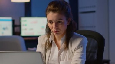 İş kadını, iş yerindeki projenin son teslim tarihine uymak için fazla mesai yapıyor.