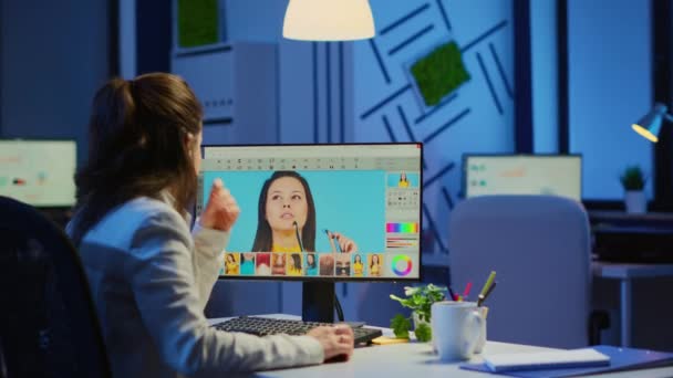 Frilansare retuscherar kvinna arbetar övertid på bärbar dator — Stockvideo