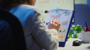 Panoda grafikler olan iş kadınlarının yakın çekimleri