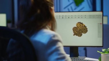 Yeni projede fazla mesai yapan bilgisayar kullanan odaklı mimar