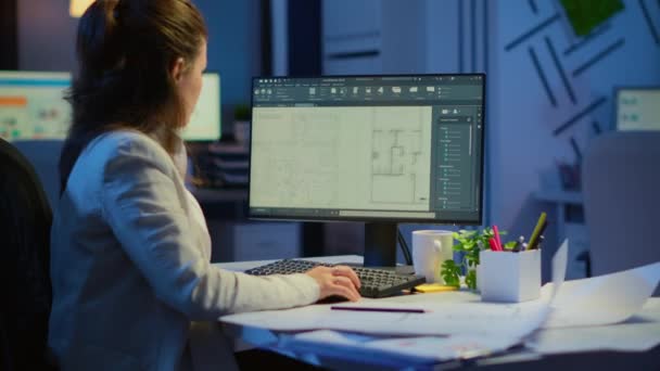 Woman architect matching digital plans from pc with blueprints — Stock Video