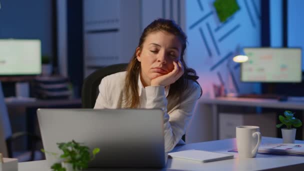 Unavená vzdálená žena spí na židli probouzí pracuje na notebooku — Stock video